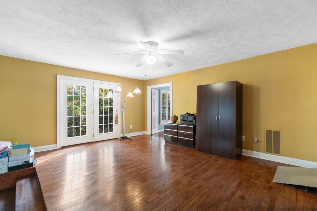 146 University Dr. Photo 15