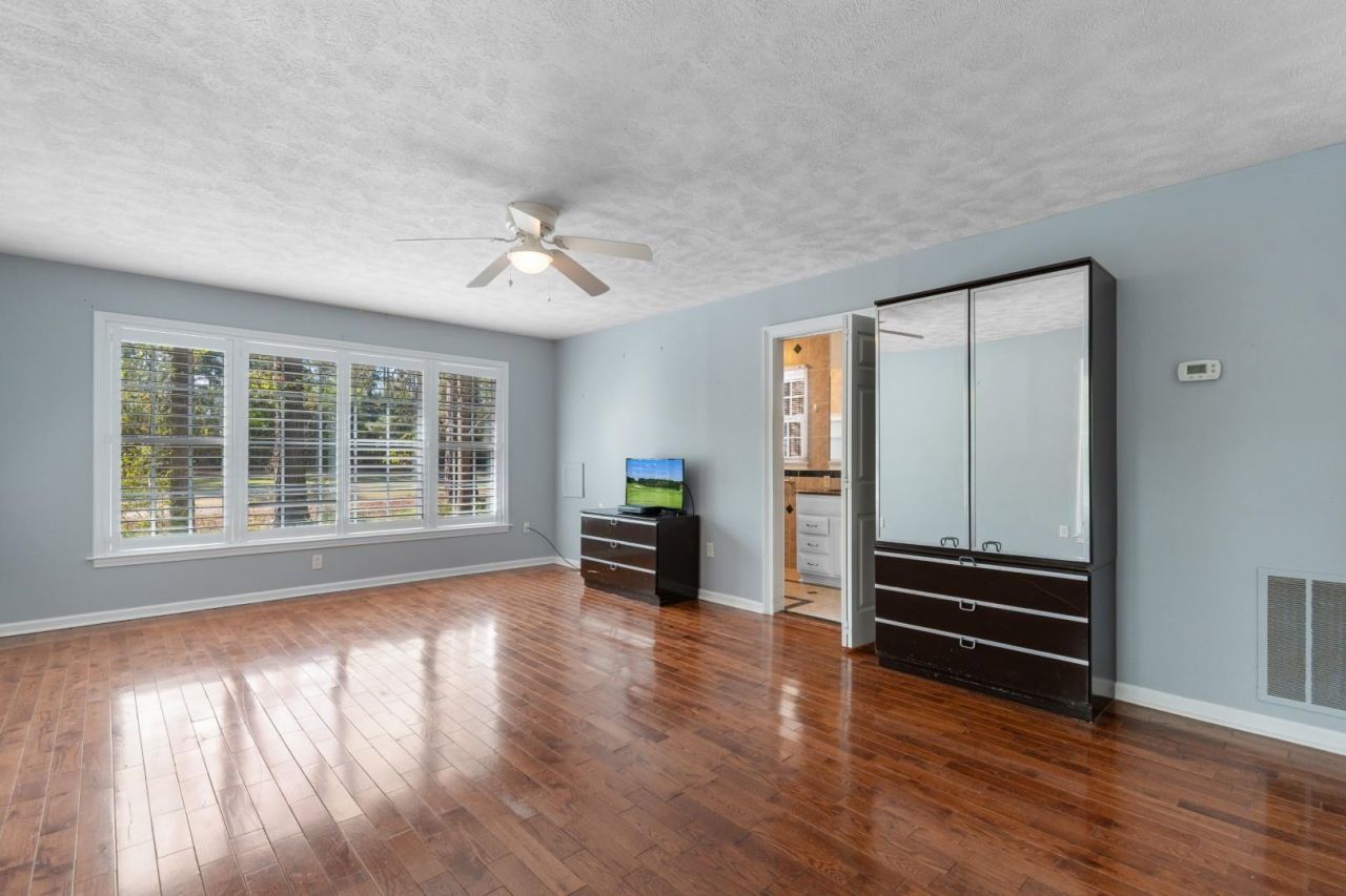 146 University Dr. Photo 17