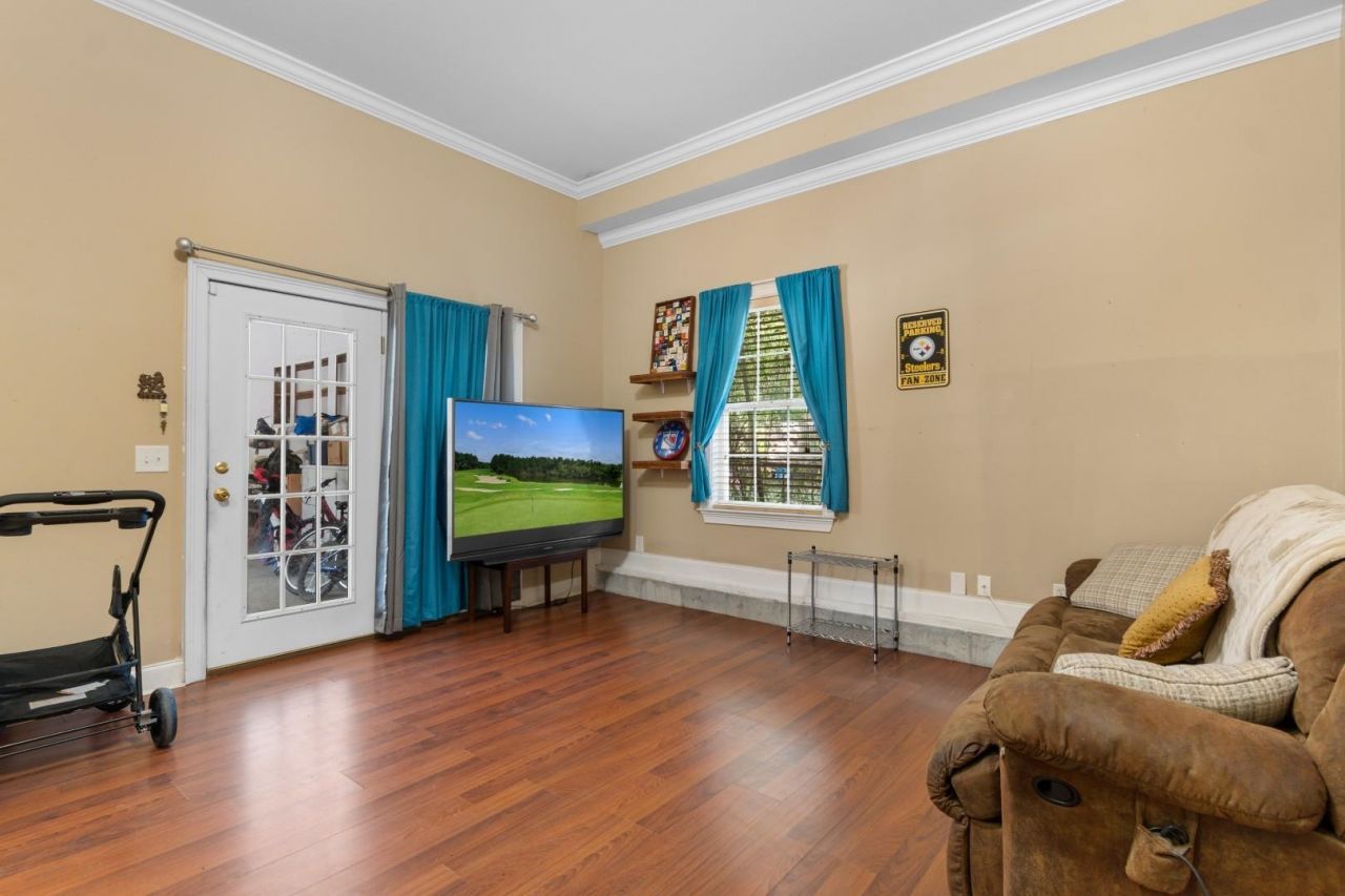 146 University Dr. Photo 23