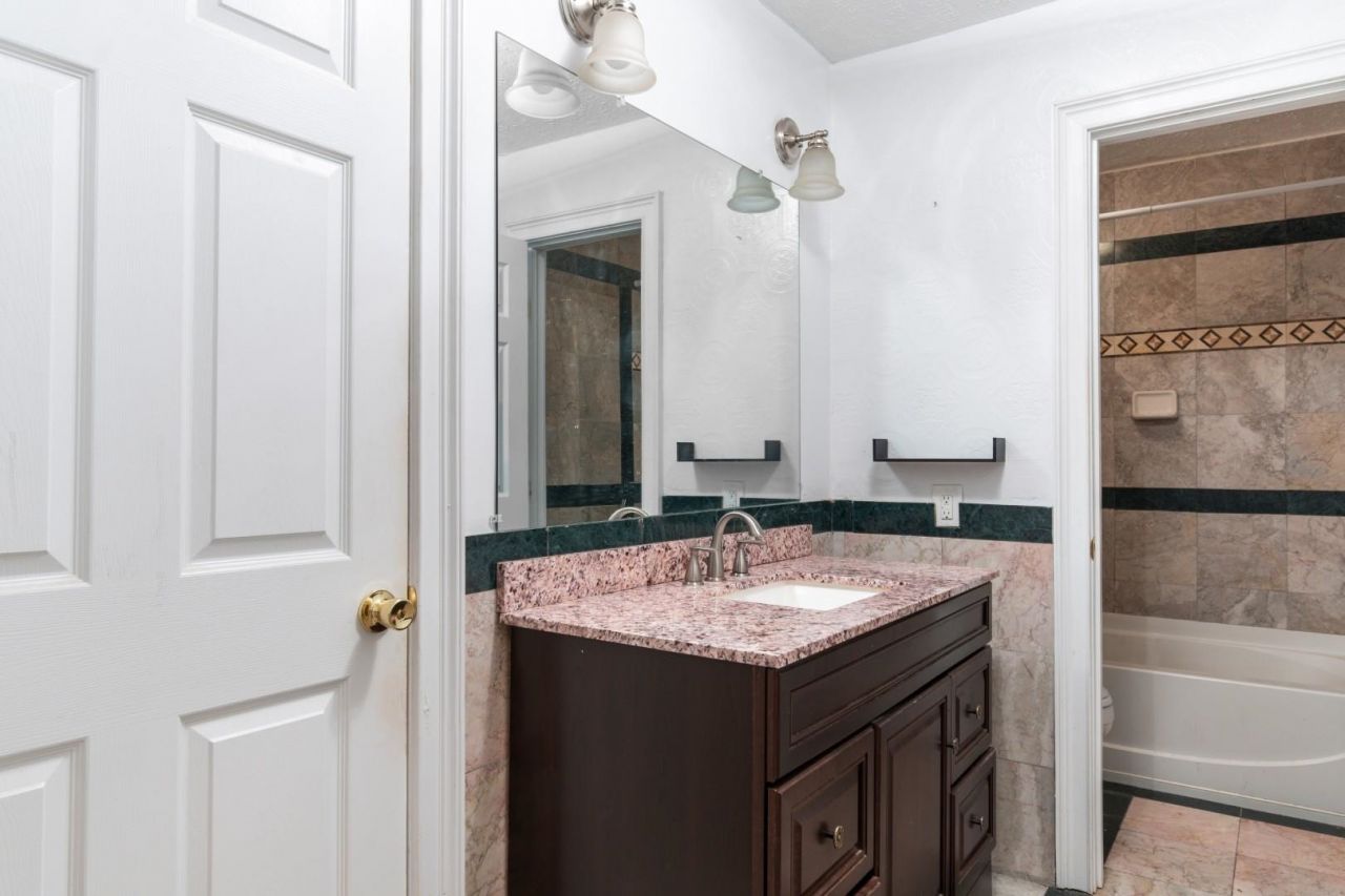 146 University Dr. Photo 27