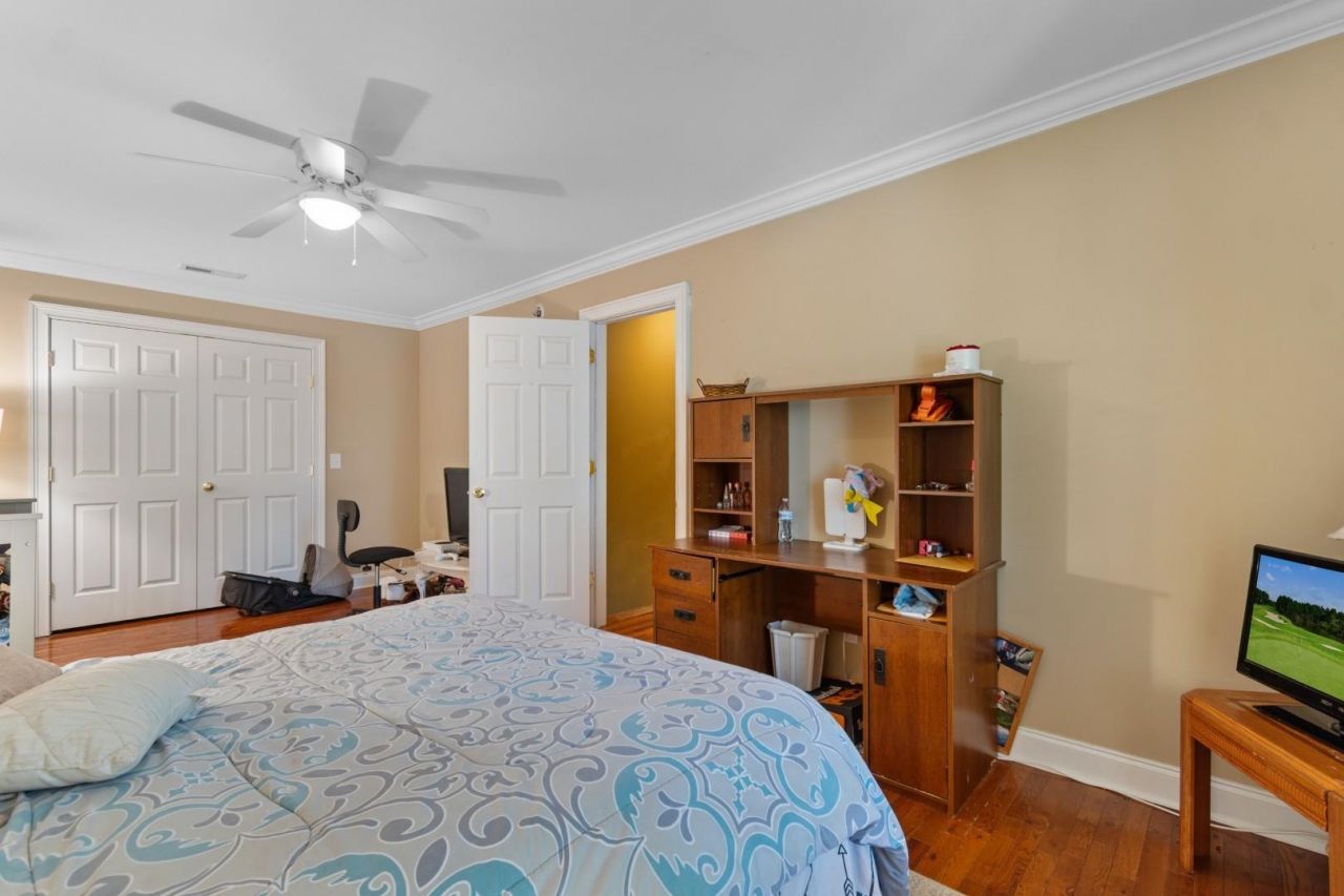 146 University Dr. Photo 32