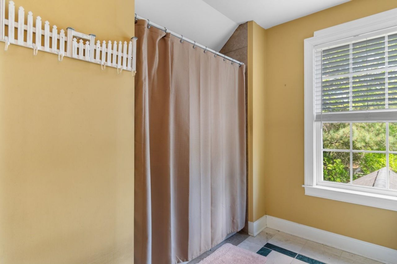 146 University Dr. Photo 37