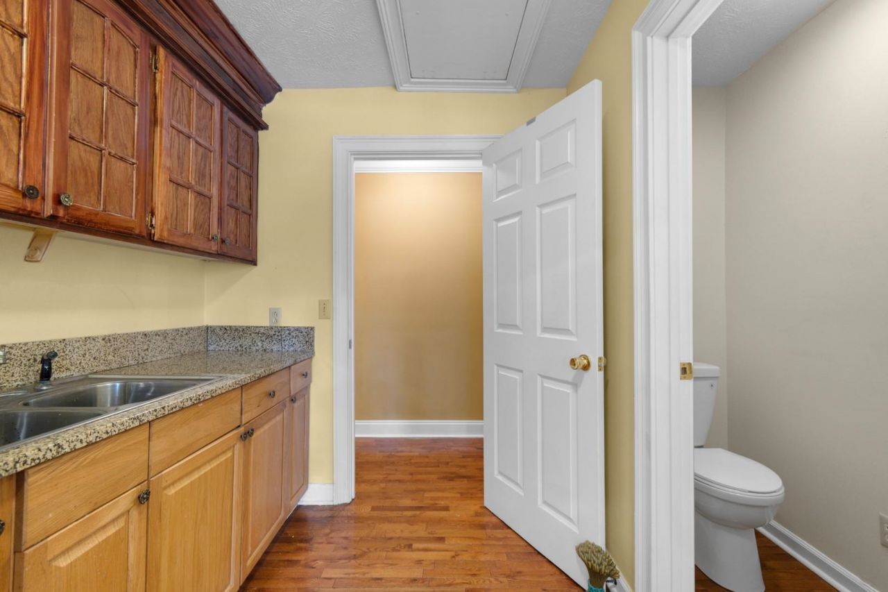 146 University Dr. Photo 39