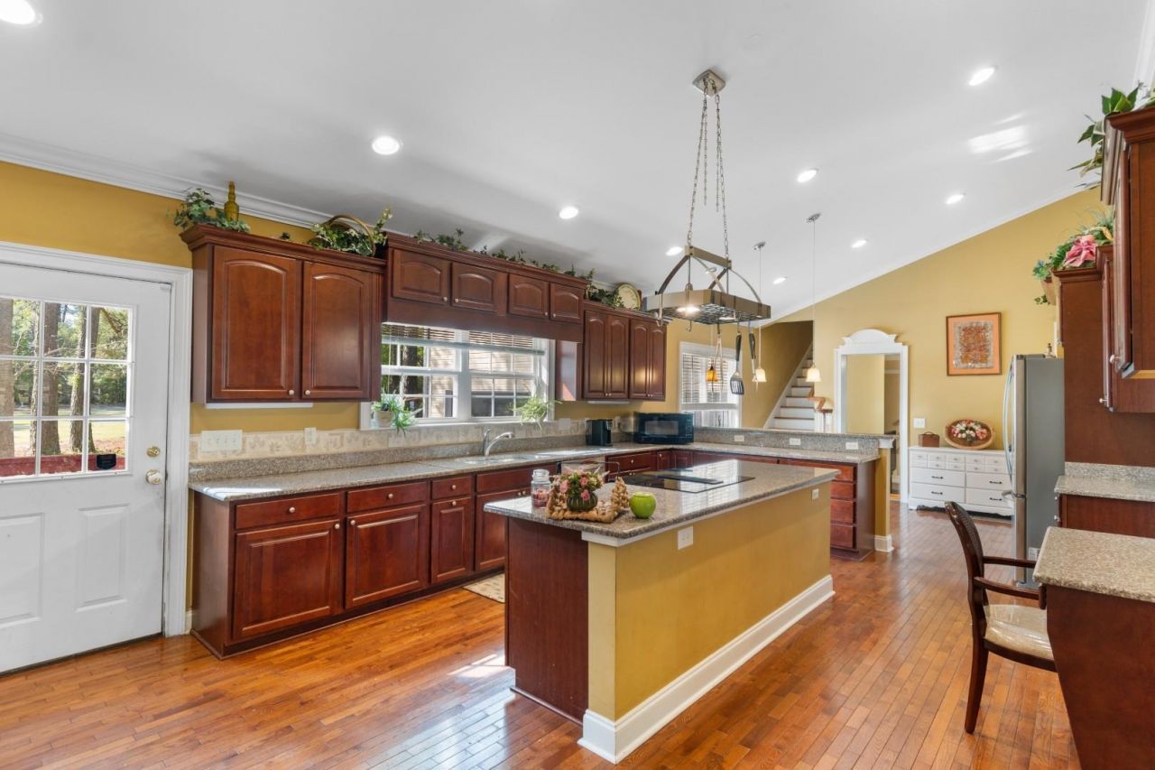 146 University Dr. Photo 4