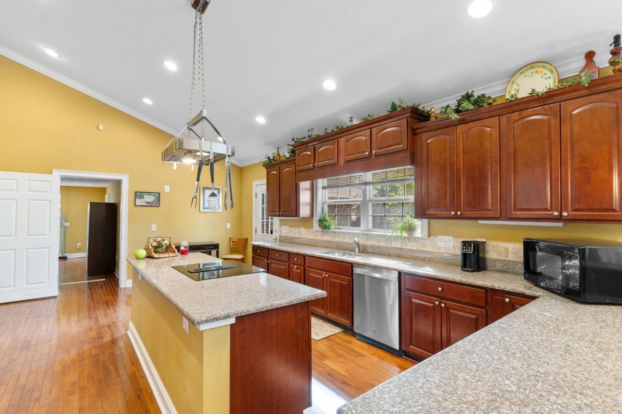 146 University Dr. Photo 6