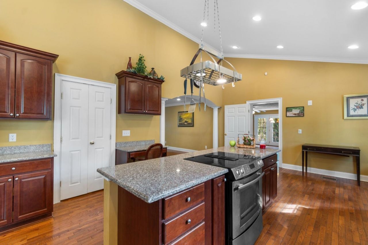 146 University Dr. Photo 7