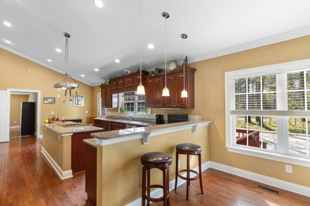 146 University Dr. Photo 8