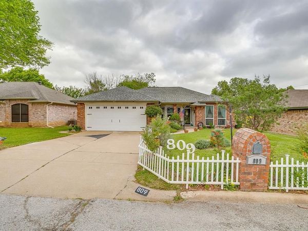 809 Castleview Drive, Arlington, TX 76001