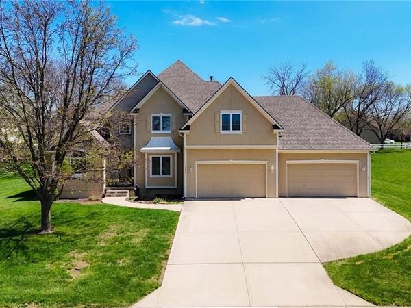 1019 SW Coachlight Court, Lee's Summit, MO 64081