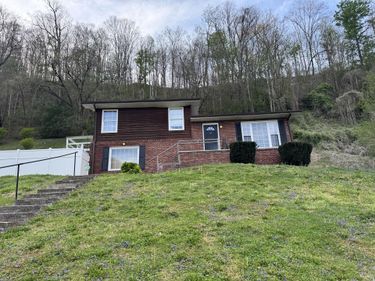 514 Cracker Bottom Rd Road, Martin, KY 41649