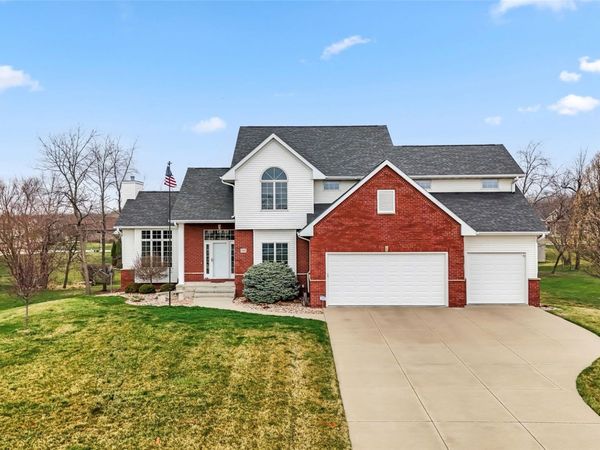 545 Evergreen Lane, Robins, IA 52328