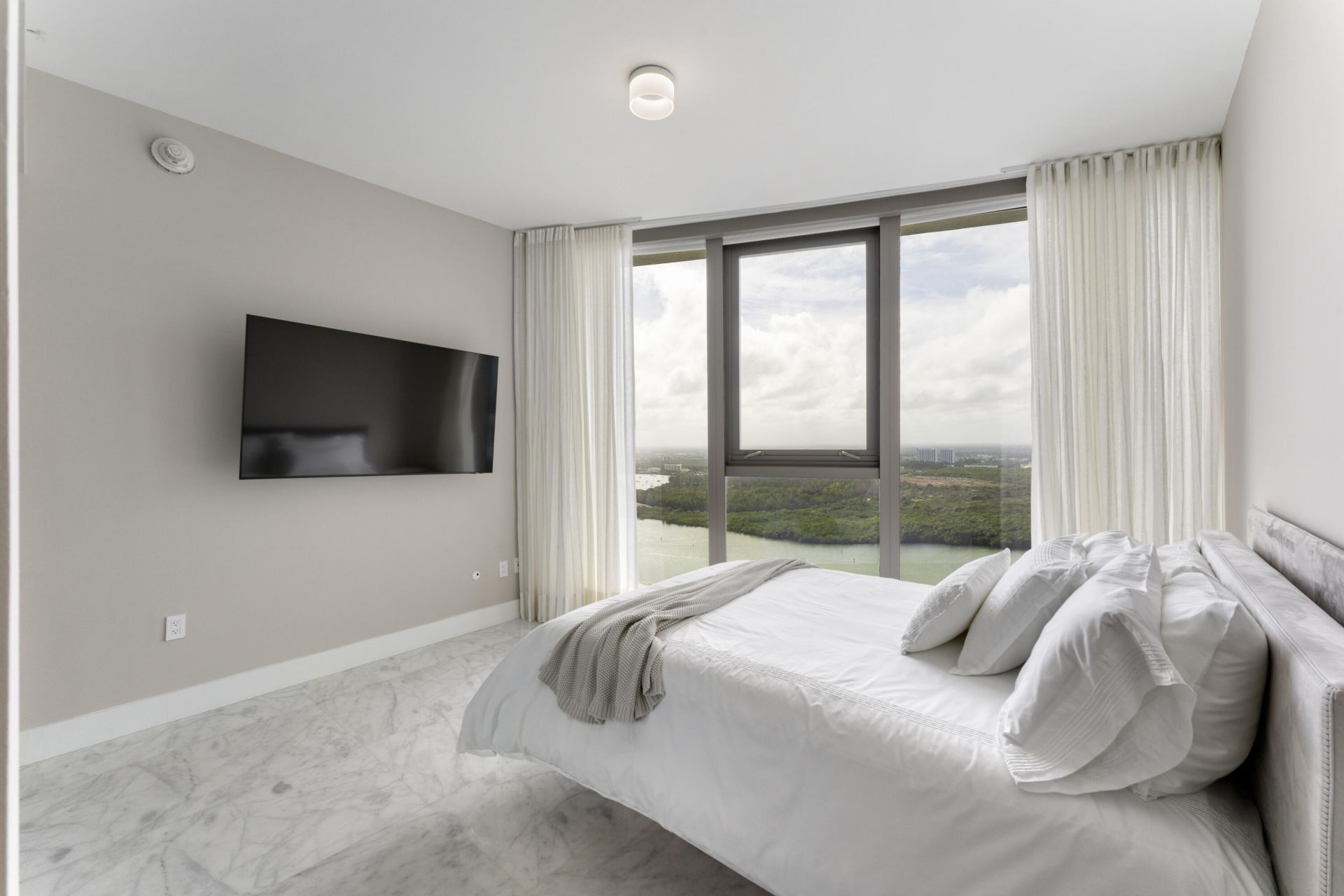 15701 Collins Avenue, North Miami Beach, FL 33160 Photo