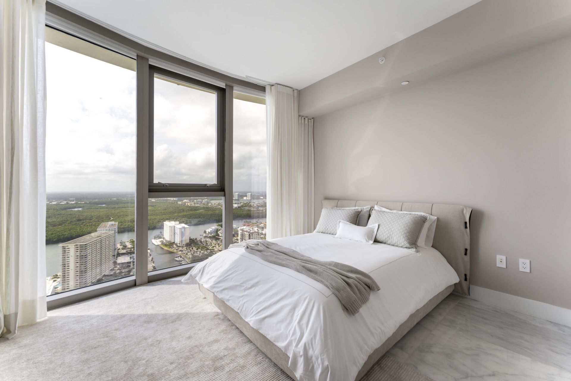 15701 Collins Avenue, North Miami Beach, FL 33160 Photo