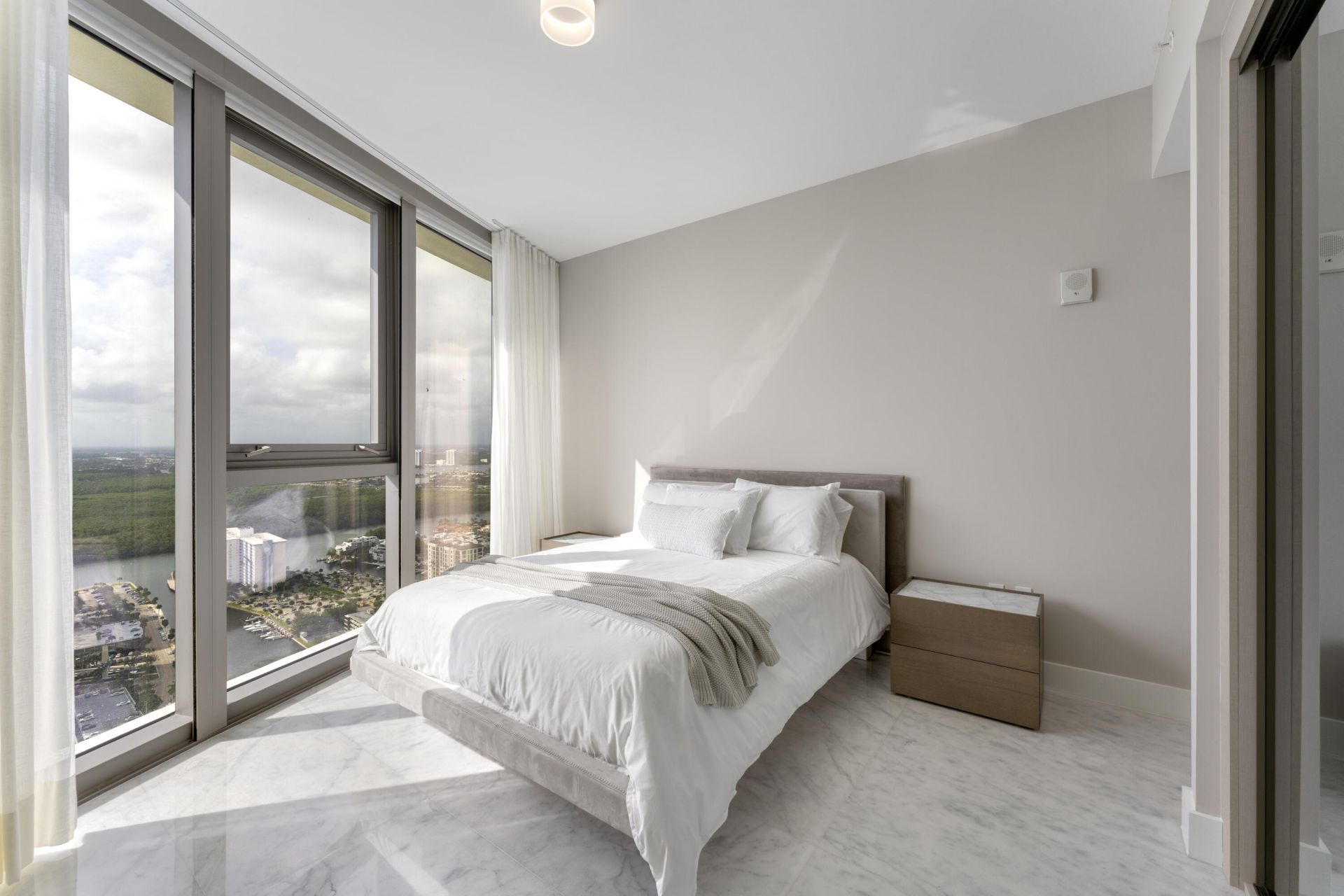 15701 Collins Avenue, North Miami Beach, FL 33160 Photo