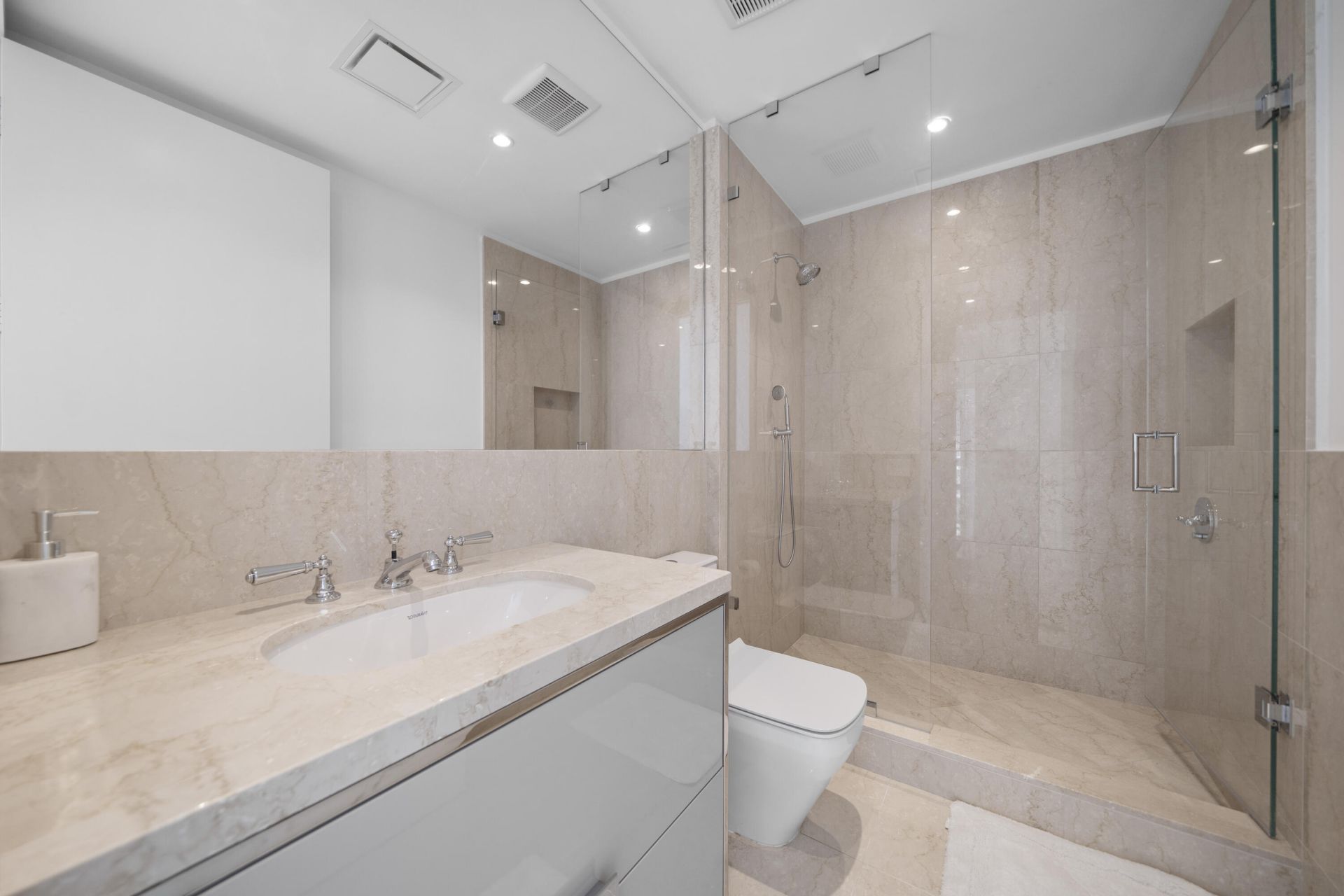 15701 Collins Avenue, North Miami Beach, FL 33160 Photo