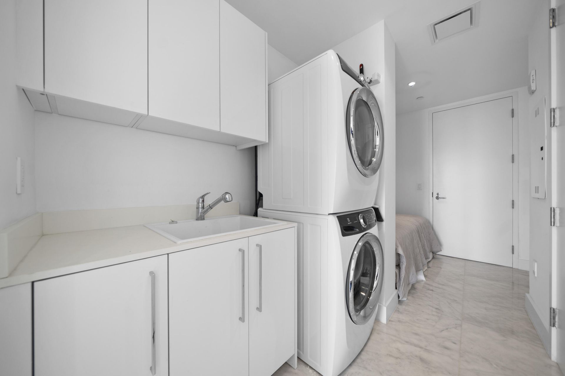 15701 Collins Avenue, North Miami Beach, FL 33160 Photo