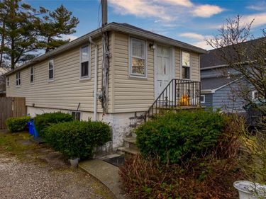 27 Pearsall Place , Babylon, NY 11702