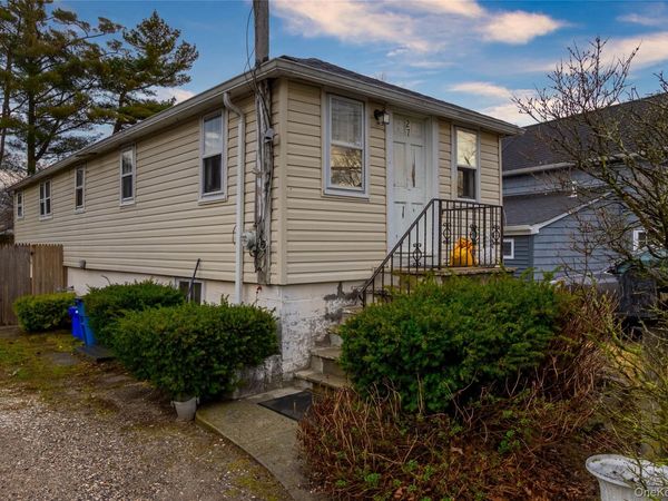 27 Pearsall Place , Babylon, NY 11702