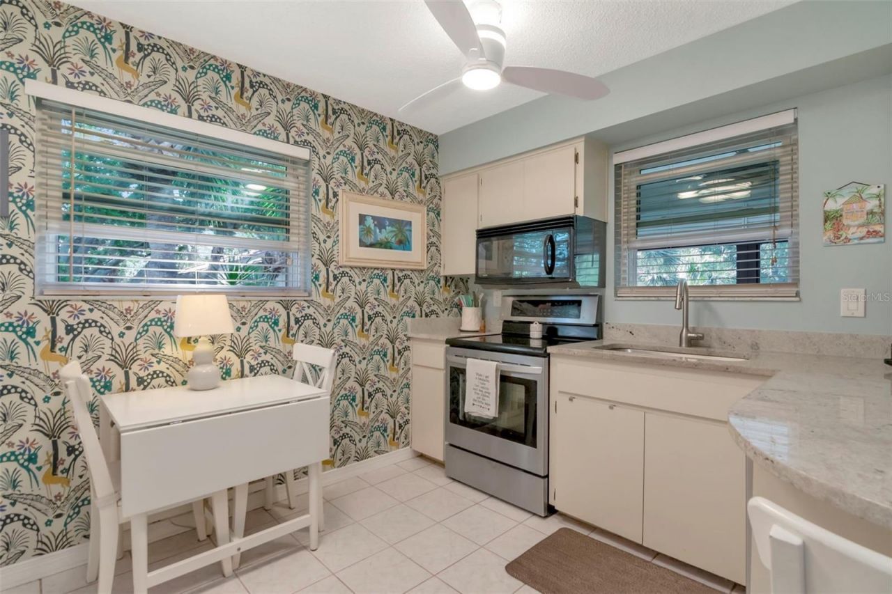 484 Santa Cruz Place Ne, Unit H, Saint Petersburg, FL 33703 Photo