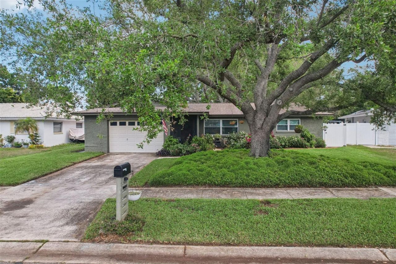 11469 Imperial Grove Drive E, Largo, FL 33774 Photo