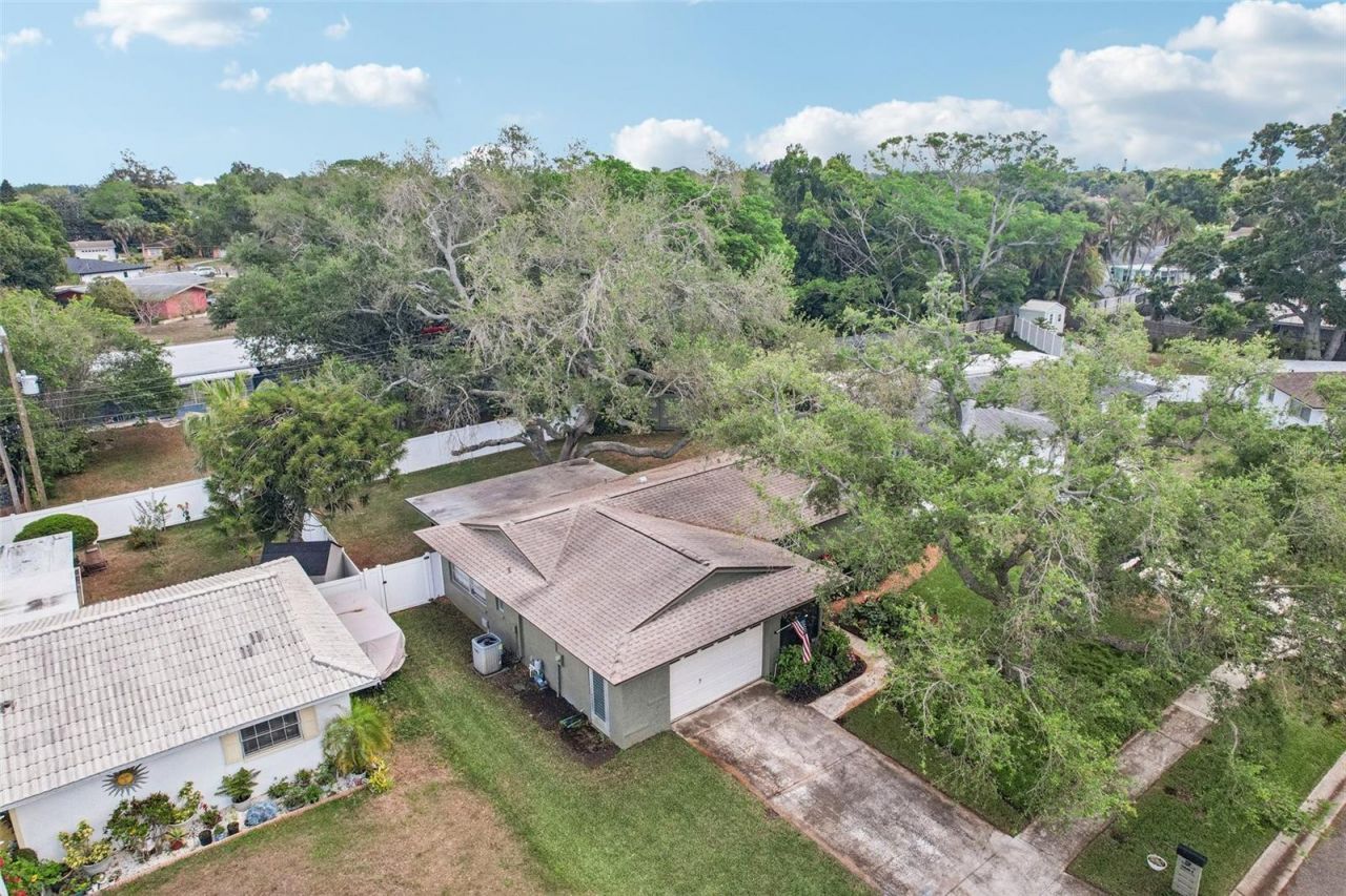 11469 Imperial Grove Drive E, Largo, FL 33774 Photo