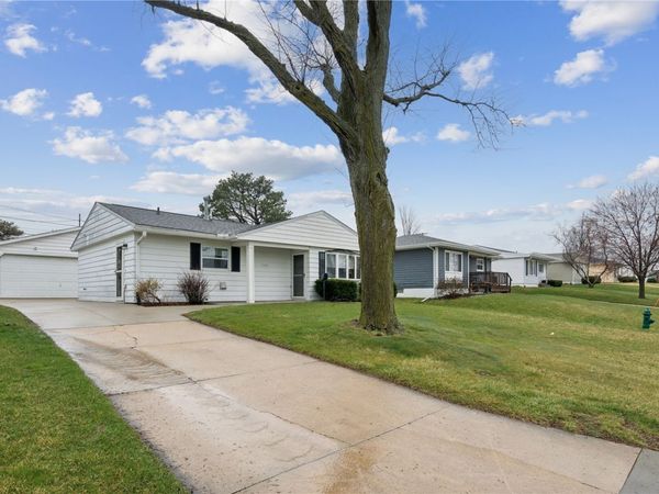 1101 Clifton St NE, Cedar Rapids, IA 52402