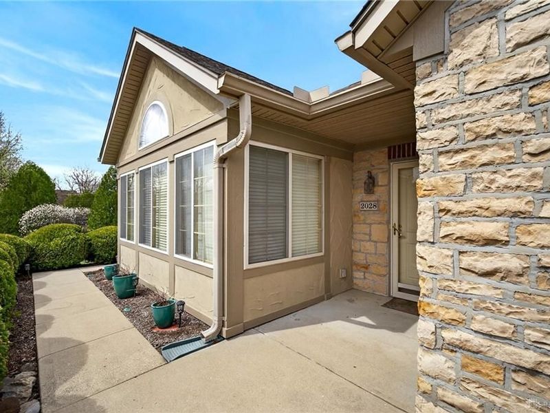 2028 Wentworth Village Drive, Bellbrook, OH 45305 Photo 2