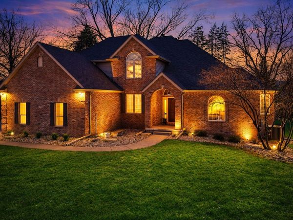 1390 Old Freeport Place, Bettendorf, IA 52722