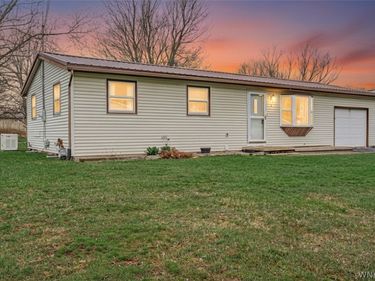 9 Manor Lane , Middleport, NY 14105