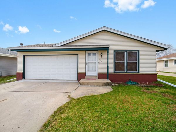 157 W Goldleaf Ave, Milwaukee, WI 53207