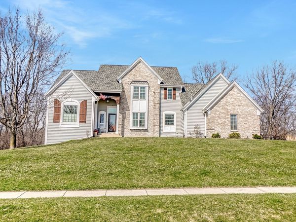 317 River Bluff Cir, Oconomowoc, WI 53066