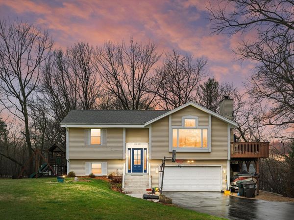 W299S10917 Valley Ridge Dr, Mukwonago, WI 53149