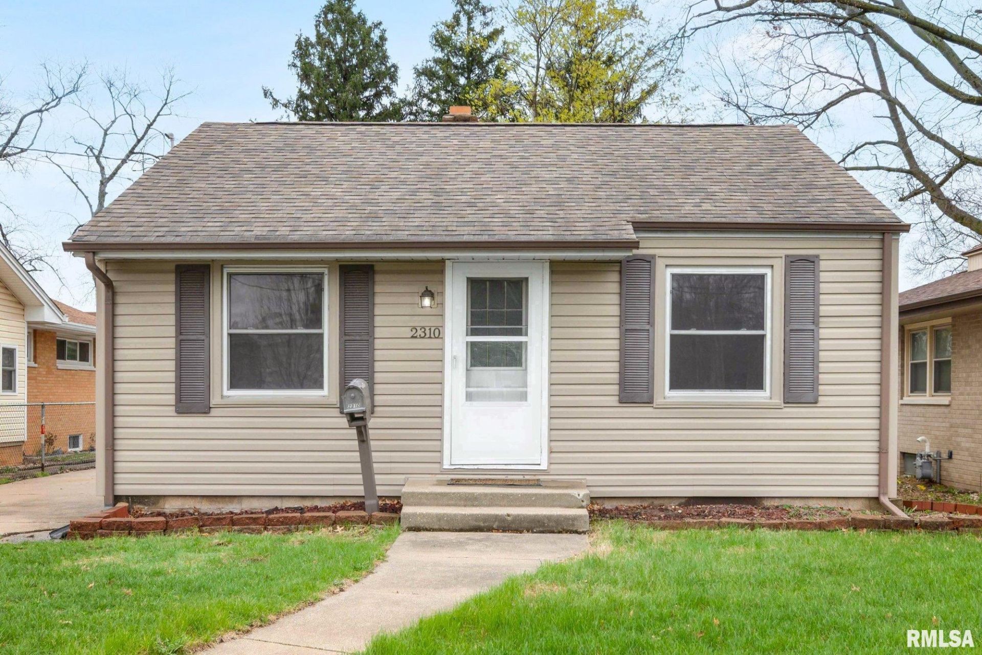 2310 W Heading Avenue, West Peoria, IL 61604 Main Photo