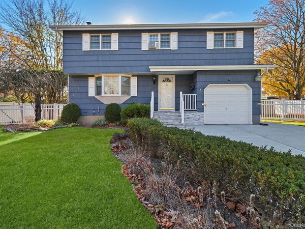 164 Colonial Springs Road , Wheatley Heights, NY 11798