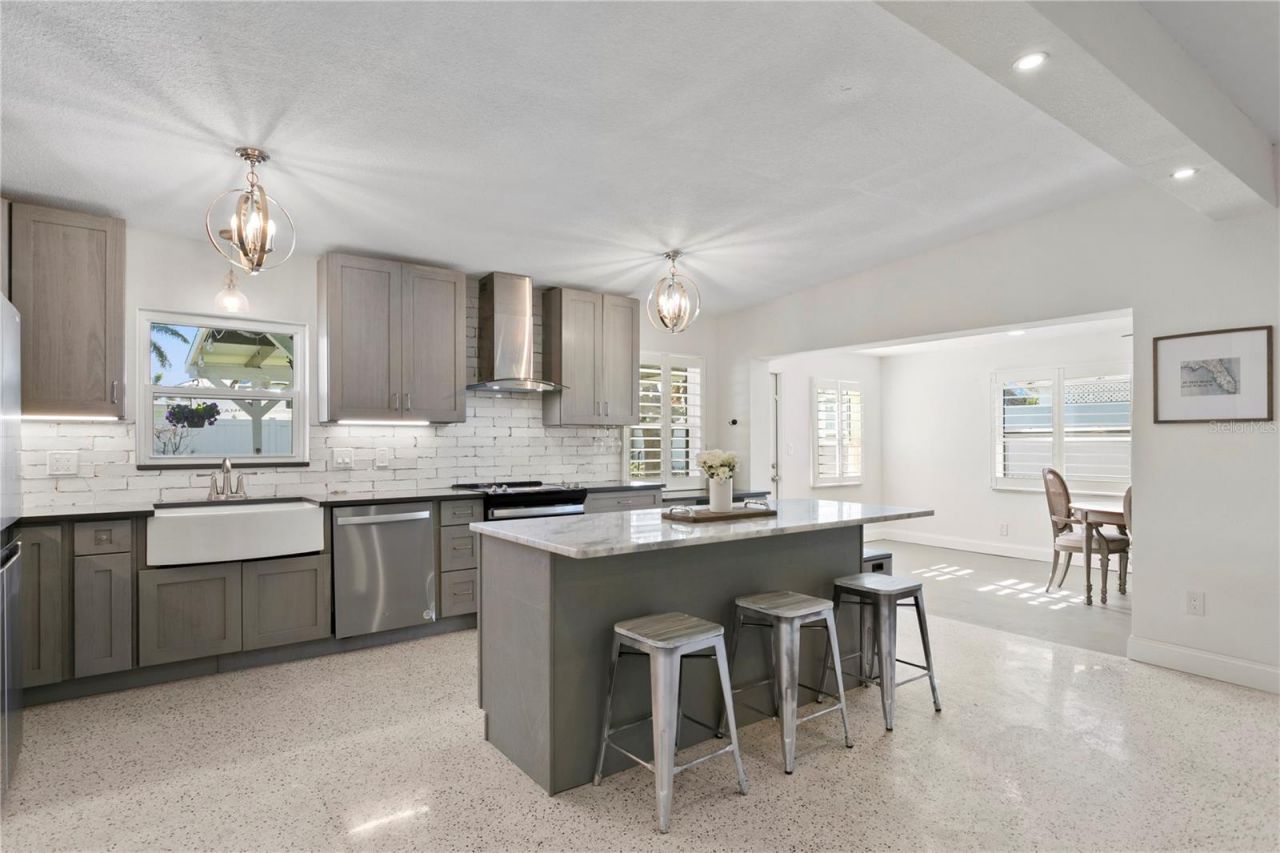 6931 Grande Vista Way S, Saint Petersburg, FL 33707 Photo