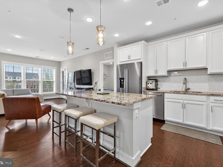 250 Decoverly Drive, Unit 325, Gaithersburg, MD 20878 Main Photo