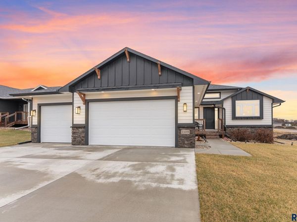 1109 N Willow Creek Ave, Sioux Falls, SD 57110