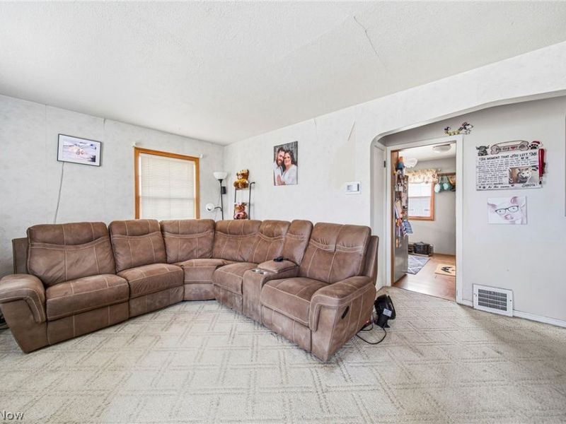 279 E 327th Street, Willowick, OH 44095 Photo 4