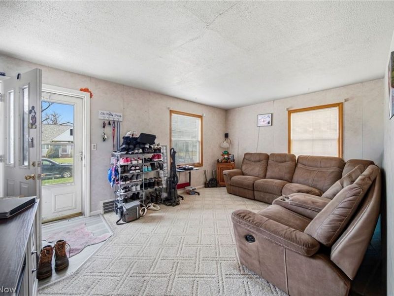 279 E 327th Street, Willowick, OH 44095 Photo 6