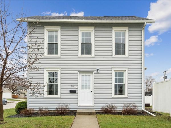 516 E 4th St , Vinton, IA 52349
