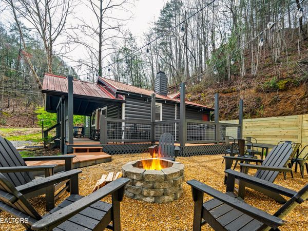 1129 S Spring Hollow Rd, Sevierville, TN 37876