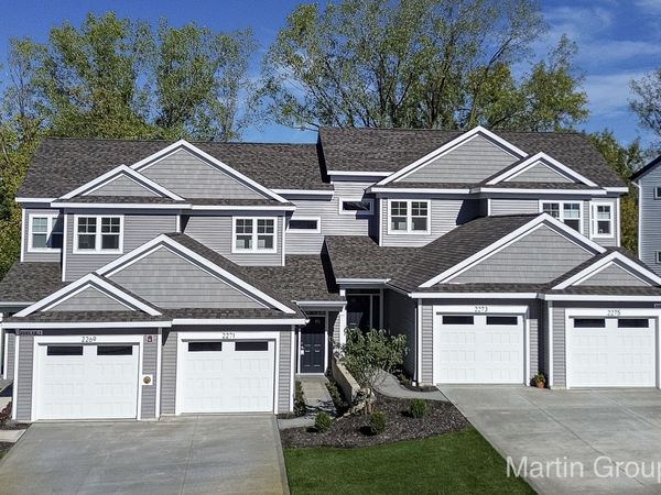 2221 Watertown Way NE, Grand Rapids, MI 49505