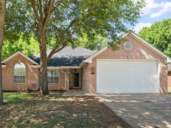 1221 Highcrest Drive, Burleson, TX 76028