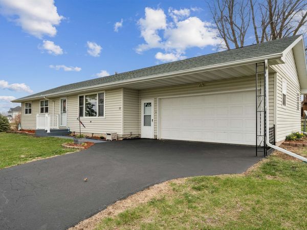 11 S Washington Street, Andrew, IA 52030