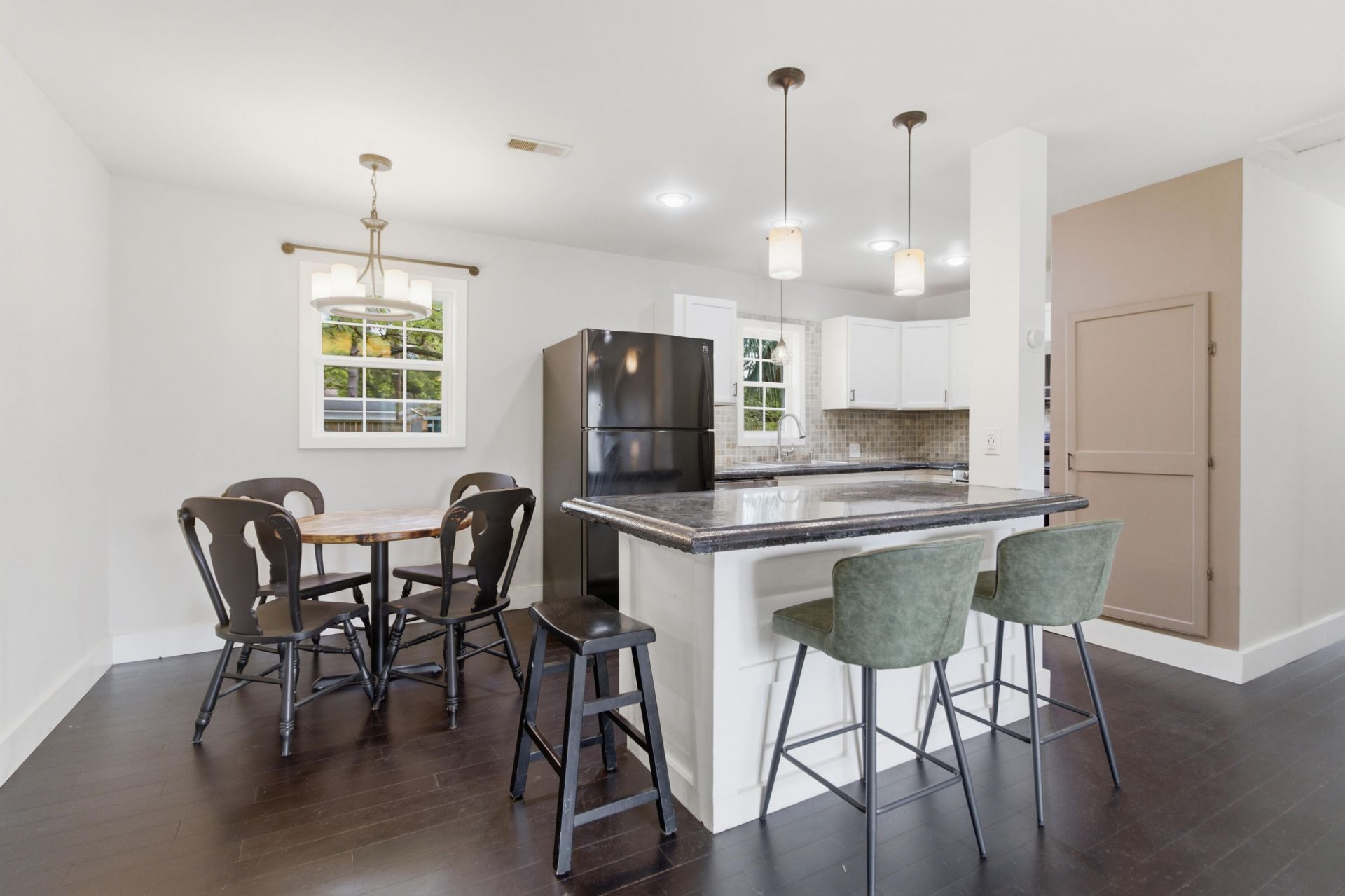 350 Hoff Avenue Photo 7