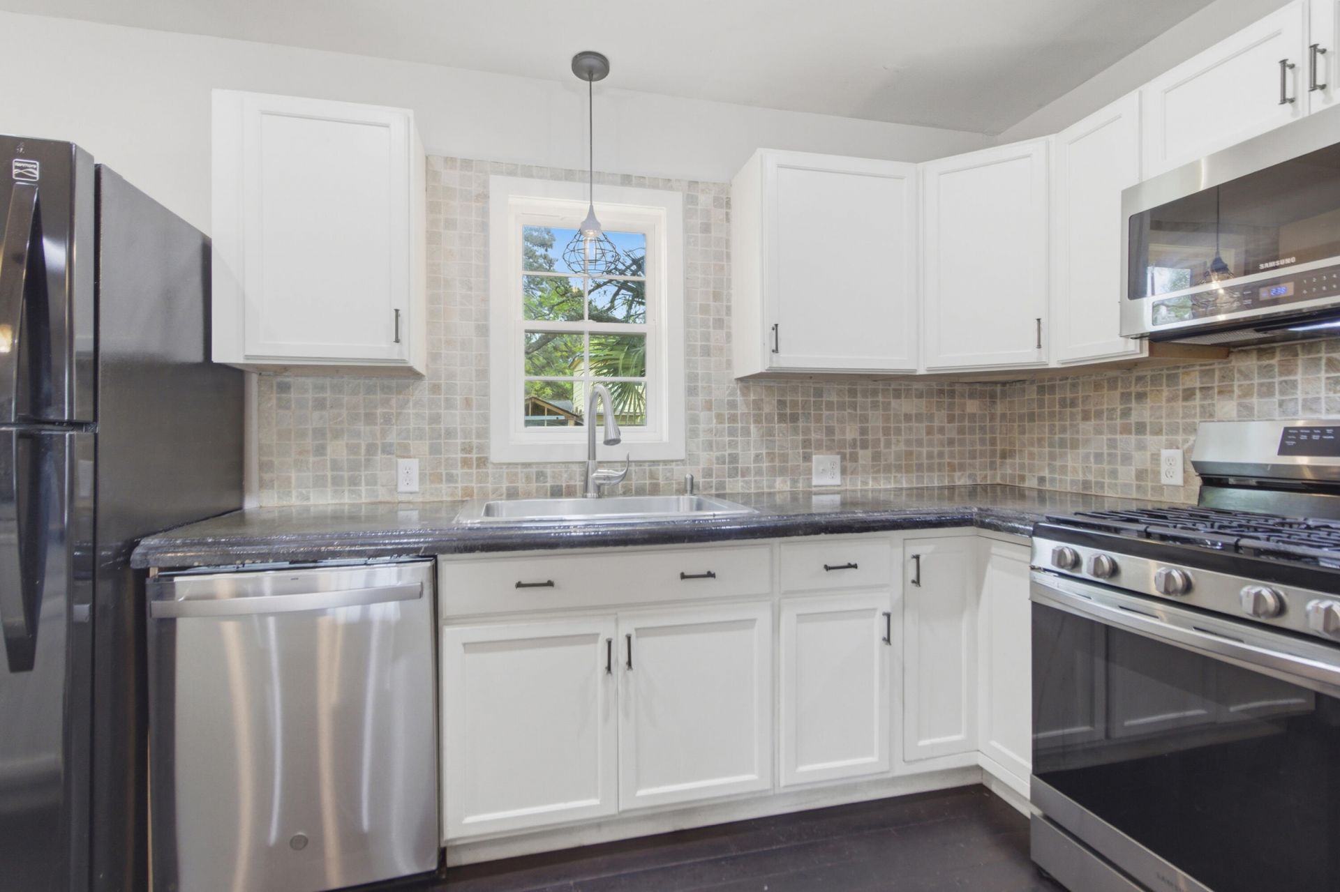 350 Hoff Avenue Photo 8