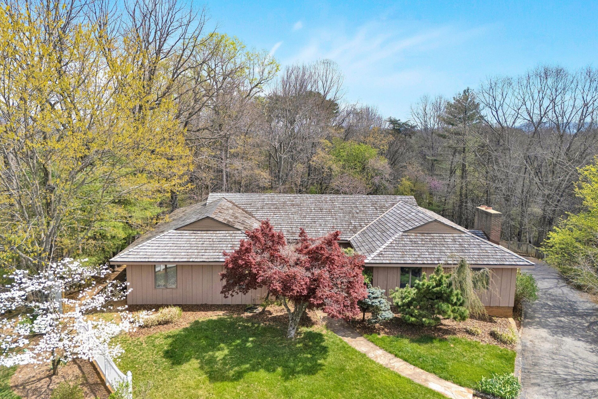 6051 Lakemont Dr, Roanoke, VA 24018 Main Photo