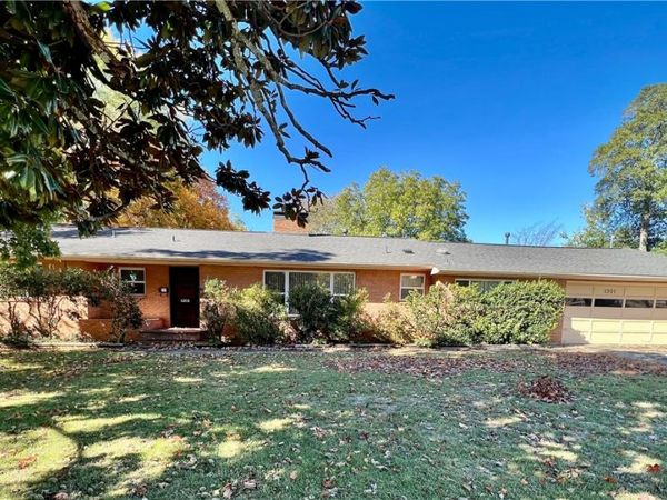 1201 N Woolsey Avenue , Fayetteville, AR 72703