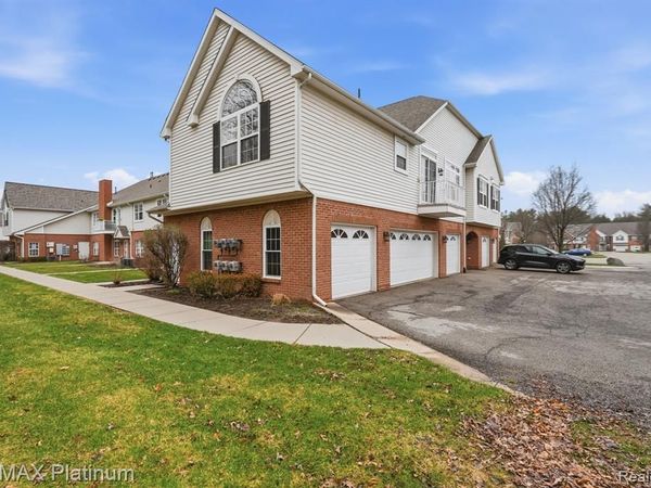 556 Olde English Circle, Howell Twp, MI 48855