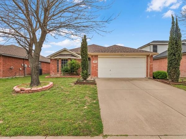 427 Cranbrook Lane, Grand Prairie, TX 75052